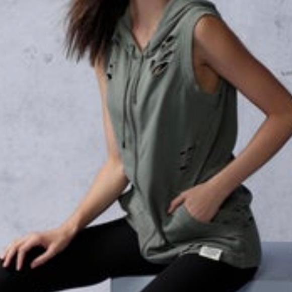 Uniquely Lorna Jane Distressed Sleeveless Vest - Picture 3 of 14